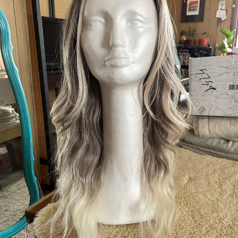 Chelsey Smith CSC Cloud Wig - Gray-Blonde Blend w roots - Picture 3 of 14